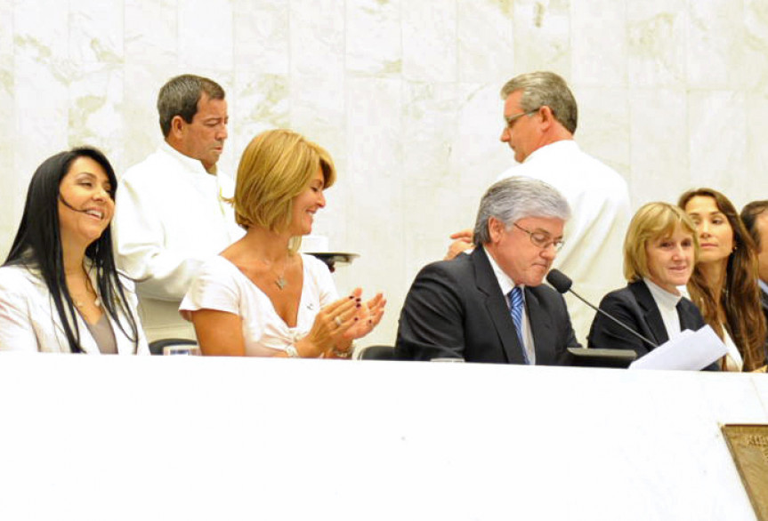 Presidente da Assembleia Legislativa, deputado Valdir Rossoni (PSDB), abre sessão especial em comemoração ao Dia Internacional da Mulher.