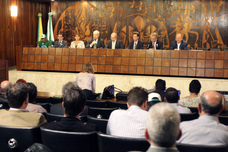 Frente Ambientalista discute propostas para implantação da Política Nacional de Resíduos Sólidos.