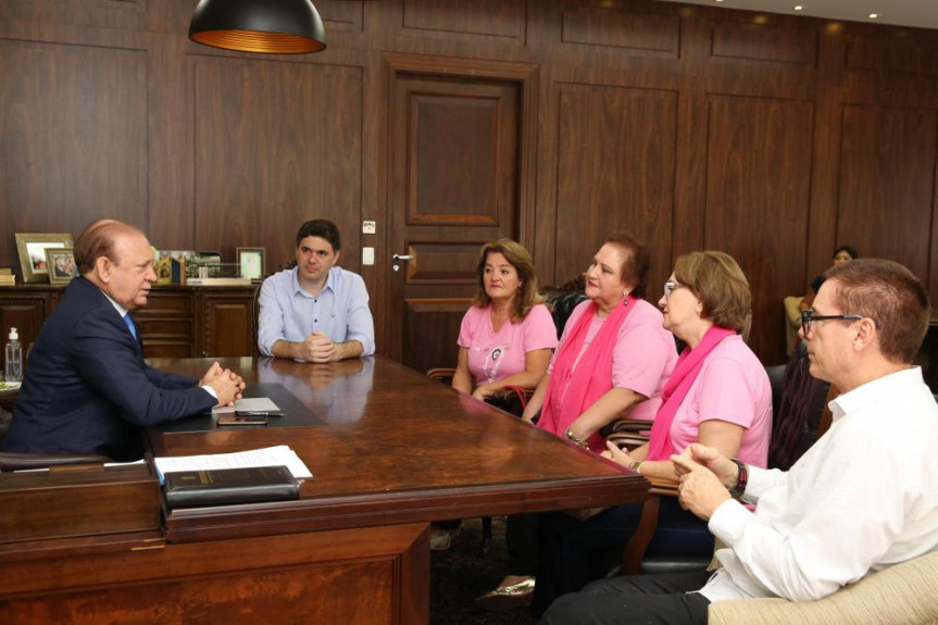 Representantes da ONG Mão Amiga visitam o presidente da Alep, Ademar Traiano, com o prefeito de Francisco Beltrão, Cléber Fontana.