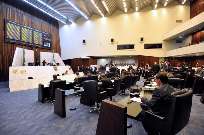 Deputados durante sessão plenária.