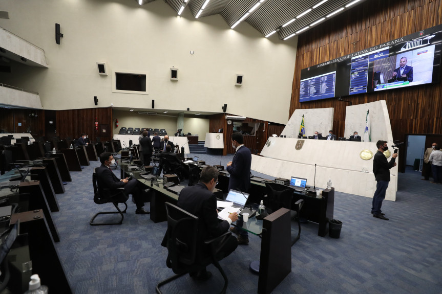 Proposta que permite que o Governo do Estado contrate o empréstimo para duplicação da rodovia PR-317 é aprovada pelos deputados.