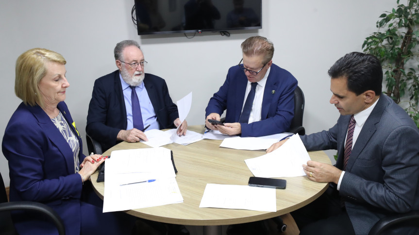 Reunião ocorreu após a sessão plenária desta segunda-feira (15).