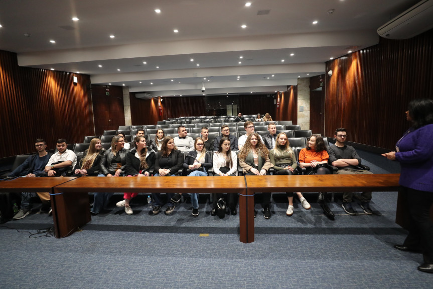 Alunos puderam conhecer o Plenarinho da Assembleia Legislativa.