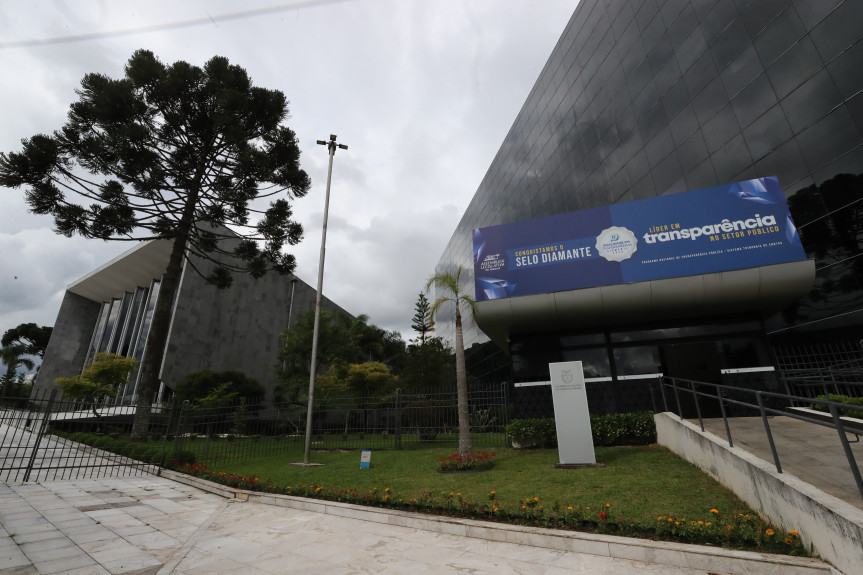 Excepcionalmente, a sessão plenária de segunda-feira (10) será adiada para a realização de duas na terça (11).