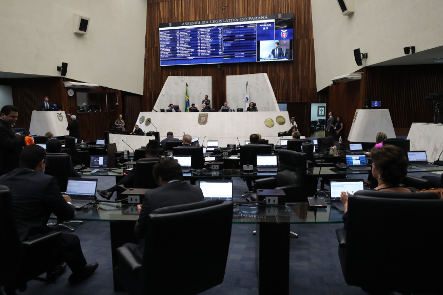 Segundo o Executivo, o texto pretende realizar uma ampla revisão das legislações estaduais afetadas pelas recentes leis aprovadas no Paraná que promoveram a modernização e desburocratização da gestão administrativa.