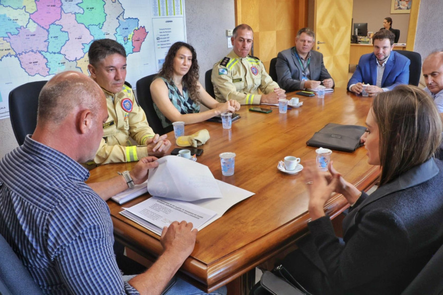 Deputada Maria Victoria (PP) reunida com a equipe da Secretaria de Estado da Segurança Pública.