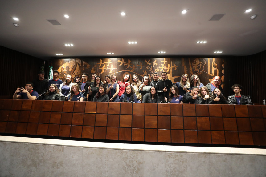 Alunos conheceram o Plenarinho da Casa.