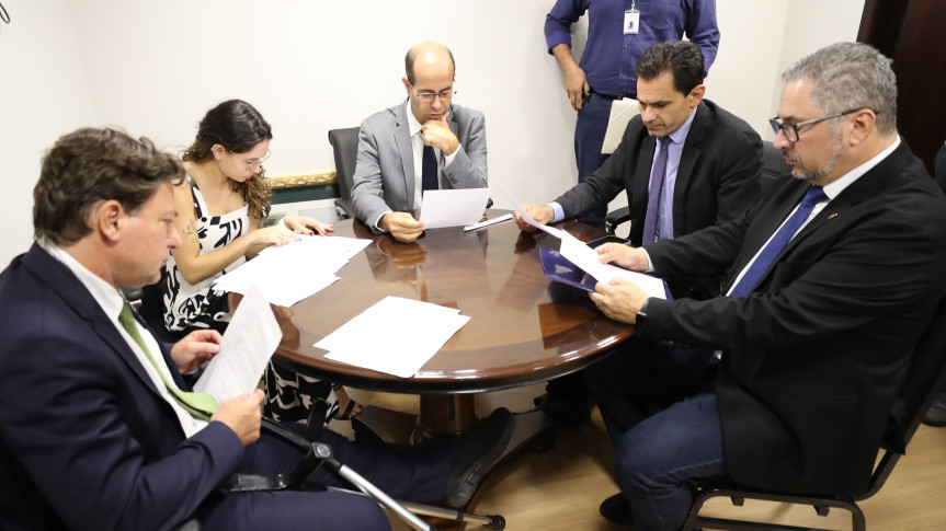 Reunião ocorreu após as sessões plenárias desta terça-feira (3).