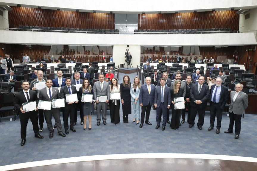 Homenagem ocorreu no inicio da sessão plenária desta segunda-feira (9).