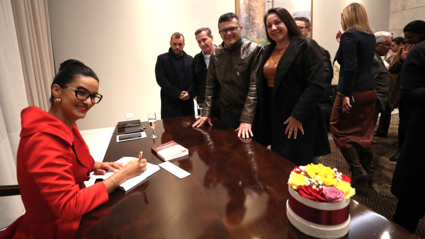 Lançamento da obra ocorreu no início da noite desta terça-feira (1º), no Salão Nobre da Assembleia Legislativa.