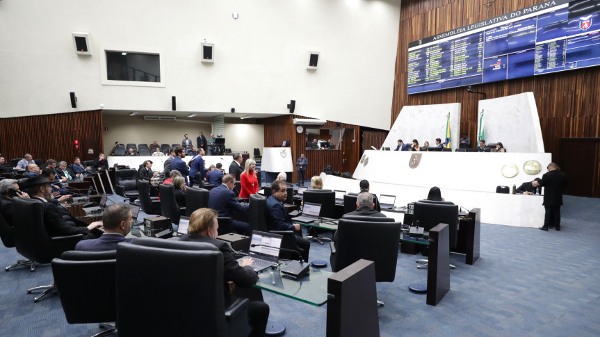 O projeto de lei 125/2023, dos deputados Luiz Fernando Guerra (União) e Requião Filho, permite que alunos com TARE consumam alimentos específicos de suas dietas dentro de escolas públicas e privadas do Paraná.