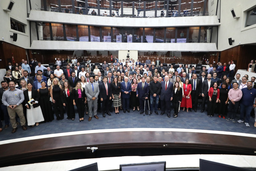 Evento ocorreu na noite desta quinta-feira (23), no Plenário da Assembleia Legislativa do Paraná.
