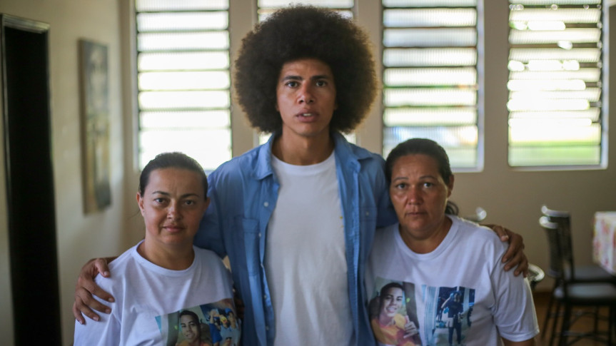 Deputados Renato Freitas (PT) com as mães de Kelvin e Wender, Vanessa da Costa e Sirlene dos Santos.