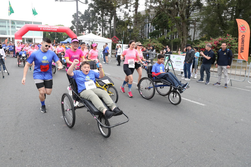 A primeira da Corrida da Assembleia integrou a 4ª etapa das corridas de rua organizadas pela Prefeitura de Curitiba.