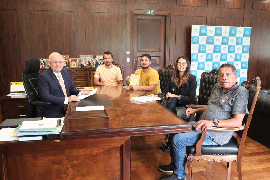 O presidente da Assembleia, deputado Ademar Traiano, com representantes da Associação de Nativos da Ilha do Mel (Animpo).