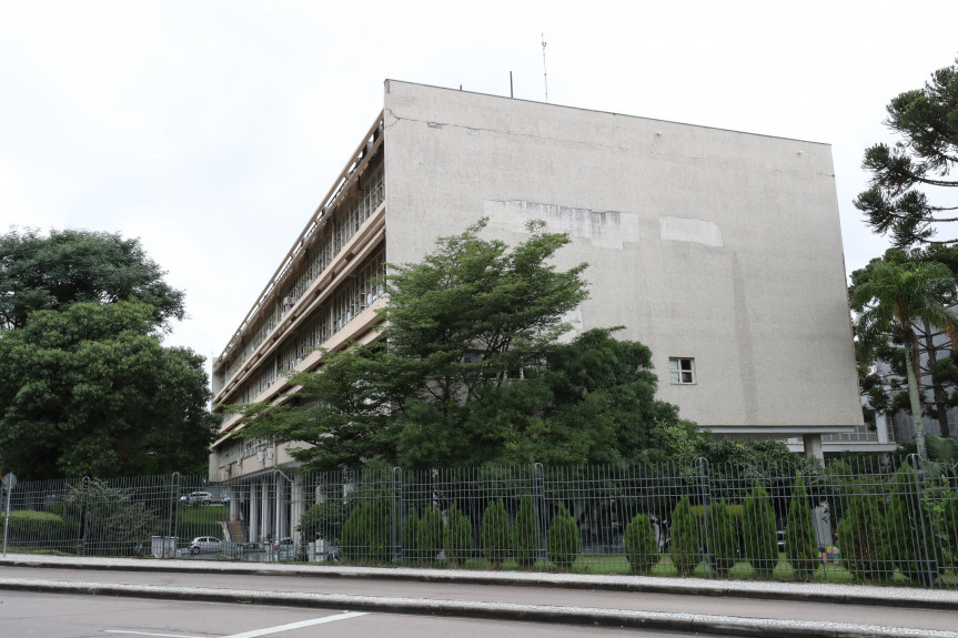 Laudo técnico aponta a necessidade de reparos urgentes em prédio administrativo da Assembleia Legislativa para a preservação do patrimônio público.