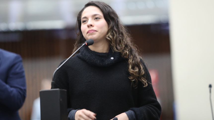 A deputada Ana Júlia (PT) preside a Comissão de Defesa dos Direitos da Juventude e coordena a Frente Parlamentar de Proteção à Saúde Mental.