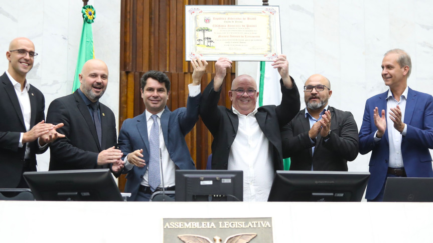 Solenidade ocorreu no Plenário da Assembleia Legislativa, na noite desta terça-feira (11).