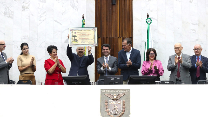 Solenidade ocorreu na noite desta segunda-feira (30), no Plenário da Assembleia Legislativa do Paraná.