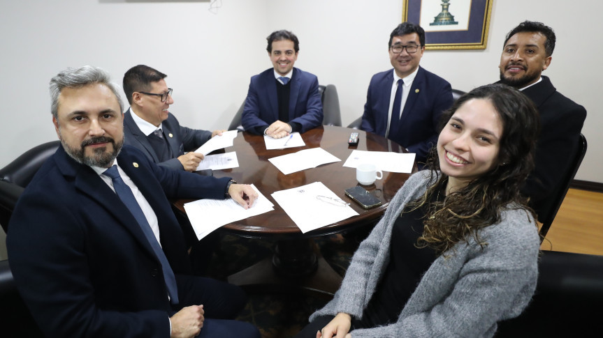 Comissão reuniu-se nesta segunda-feira (9), após a sessão plenária.