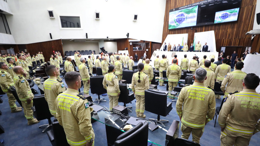 Solenidade ocorreu na noite desta segunda-feira (27), no Plenário da Assembleia Legislativa do Paraná.