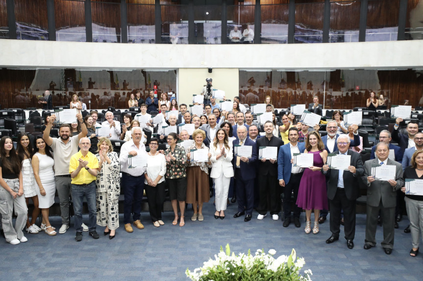 Cerimônia ocorreu no Plenário da Casa de Leis e foi proposta pela segunda-secretária, deputada Maria Victoria (PP)