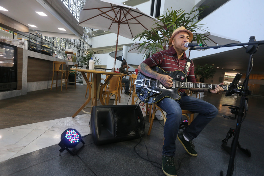 Ciro executou, com voz e guitarra, canções de artistas como Cazuza, Frejat e Leoni.