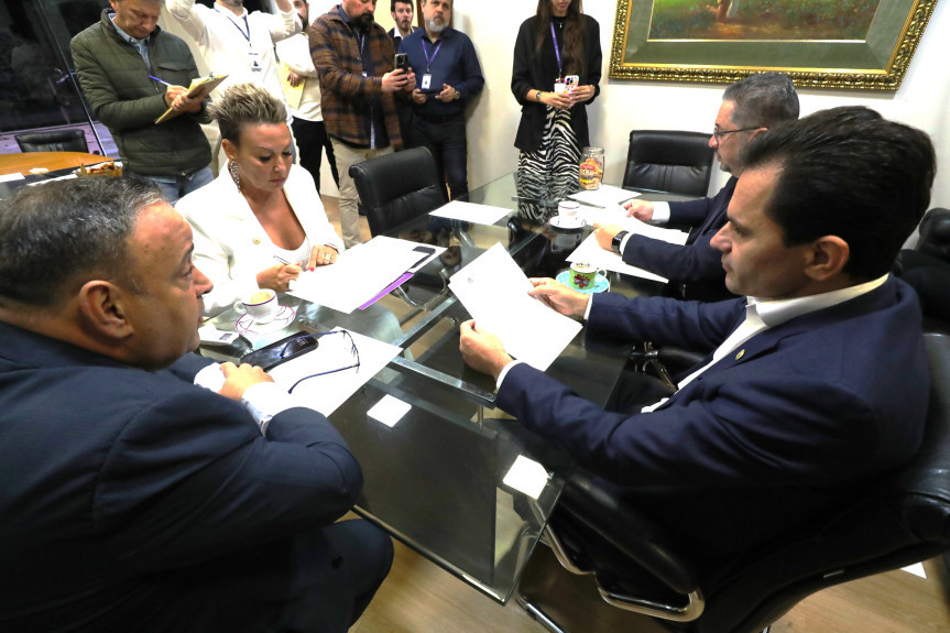 Comissão reuniu-se no início da tarde desta segunda-feira (7).