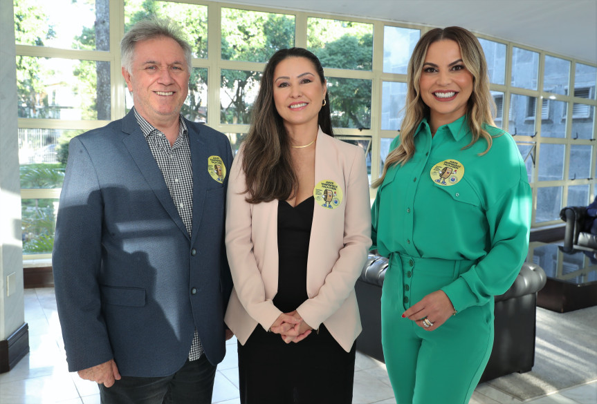 (Esq. p/ dir.) O padre José Aparecido Pinto, diretor geral do asilo, a primeira-dama do Paraná, Luciana Saito Massa, e a coordenadora de Ações Sociais da Casa, Rose Traiano.