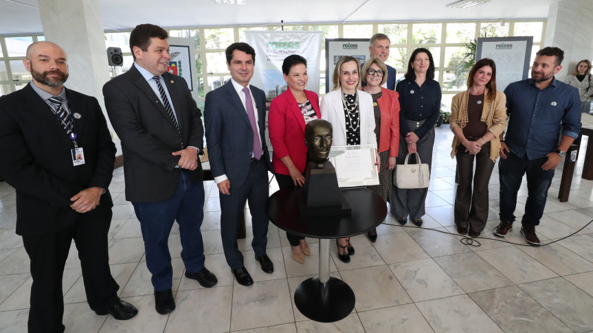 A Assembleia Legislativa do Paraná lançou nesta segunda-feira (15), no Espaço Cultural da Casa, a exposição “Memórias do Legislativo: 171 anos de História da Casa de Leis do Paraná”.