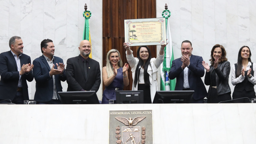 Solenidade ocorreu na noite desta terça-feira (23), no Plenário da Assembleia Legislativa do Paraná.