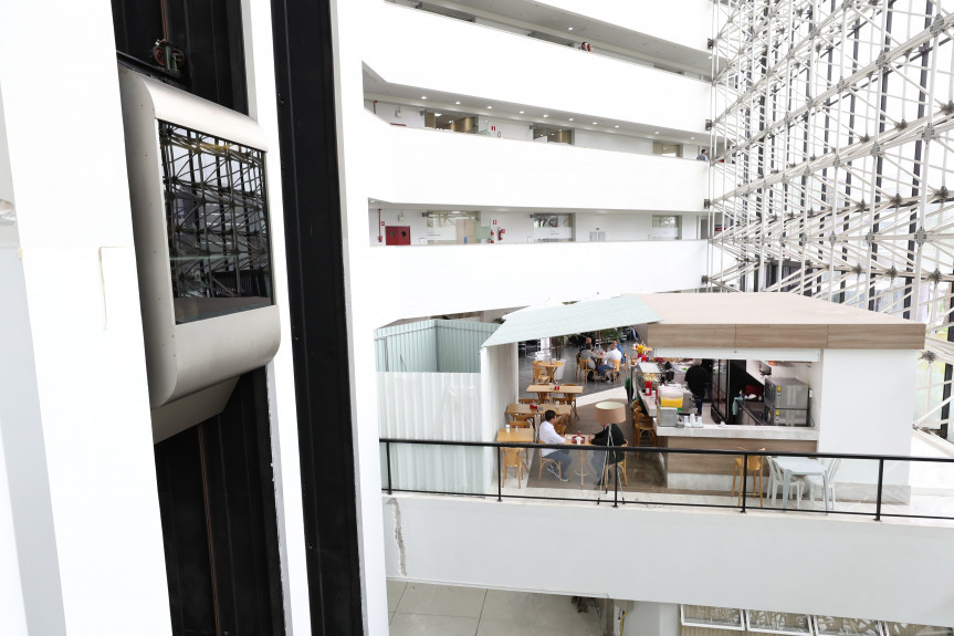 Entre essas obras está a construção de um novo elevador panorâmico no prédio Trancredo Neves, onde se situam os gabinetes parlamentares.