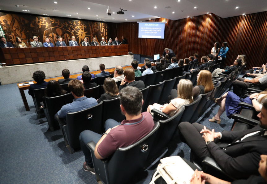 Solenidade de posse ocorreu no Plenarinho da Casa, na manhã desta quarta-feira (12).