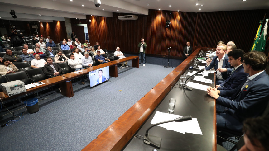 Reunião ocorreu no início da tarde desta terça-feira (23), no Plenarinho.