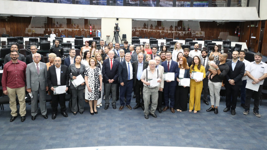 Solenidade ocorreu na noite desta segunda-feira (23), no Plenário da Assembleia Legislativa do Paraná.
