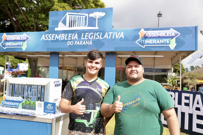 Ao longo de toda esta quarta-feira (10), estudantes, lideranças e representantes da sociedade civil organizada estiveram no estande do Legislativo na Expoingá.