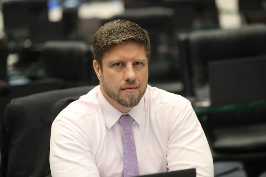 O projeto de lei 53/2020, do deputado Requião Filho (PT), também torna obrigatória a entrega de material simplificado para facilitar a compreensão da operação.