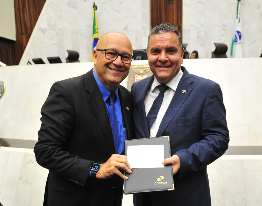 Presidente do Tribunal de Justiça, desembargado Xisto Pereira,  entrega aos deputados um selo comemorativo alusivo aos 128 anos do TJPR.