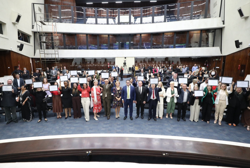 Solenidade ocorreu no Plenário da Casa, na noite desta quinta-feira (27).
