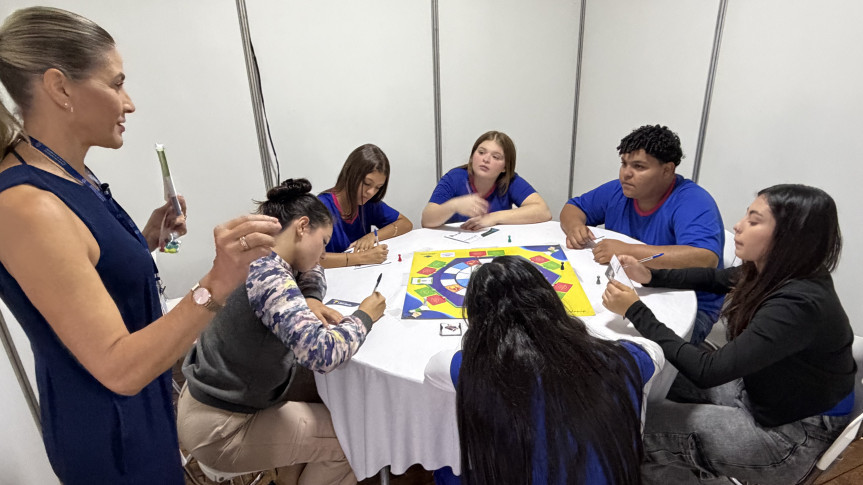 Durante o jogo, os participantes assumem o papel de candidatos e precisam tomar decisões estratégicas ao longo da disputa.