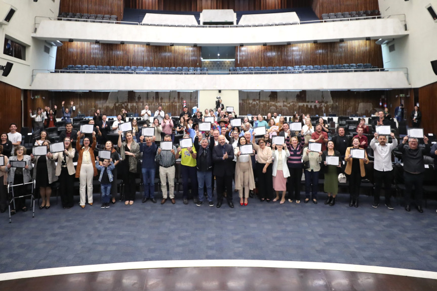 Solenidade ocorreu na noite desta segunda-feira (10), no Plenário da Assembleia Legislativa do Paraná.