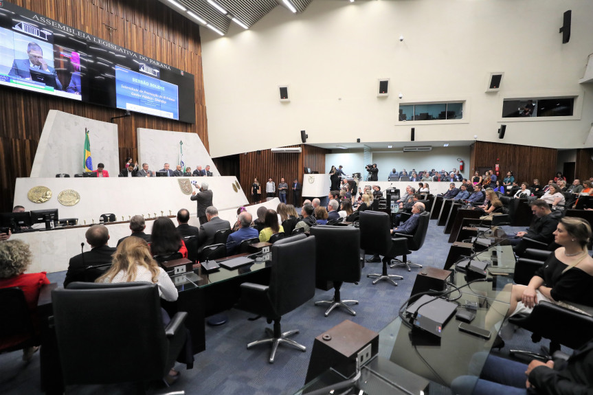Solenidade ocorreu na noite desta terça-feira (31), no Plenário da Assembleia Legislativa do Paraná.