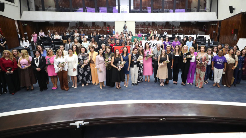 Solenidade ocorreu na manhã desta terça-feira (3), no Plenário da Casa.