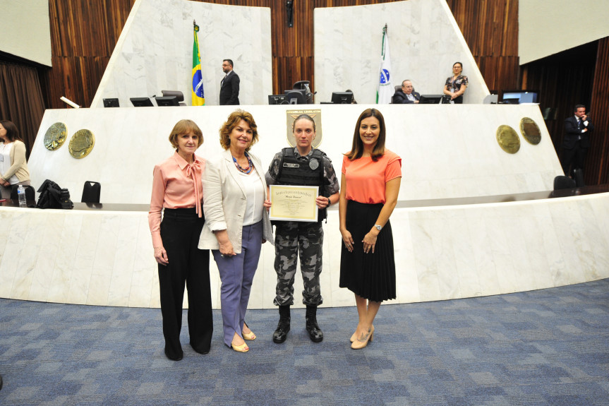 1ª mulher a fazer parte da Companhia de Operações com Cães (COC) da PMPR, Soldado Angélica Chuede, recebe homenagem na Alep.