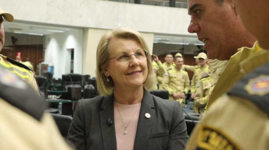 Secretária Márcia Huçulak (PSD) durante sessão solene em homenagem aos 113 anos do Corpo de Bombeiros do Paraná.