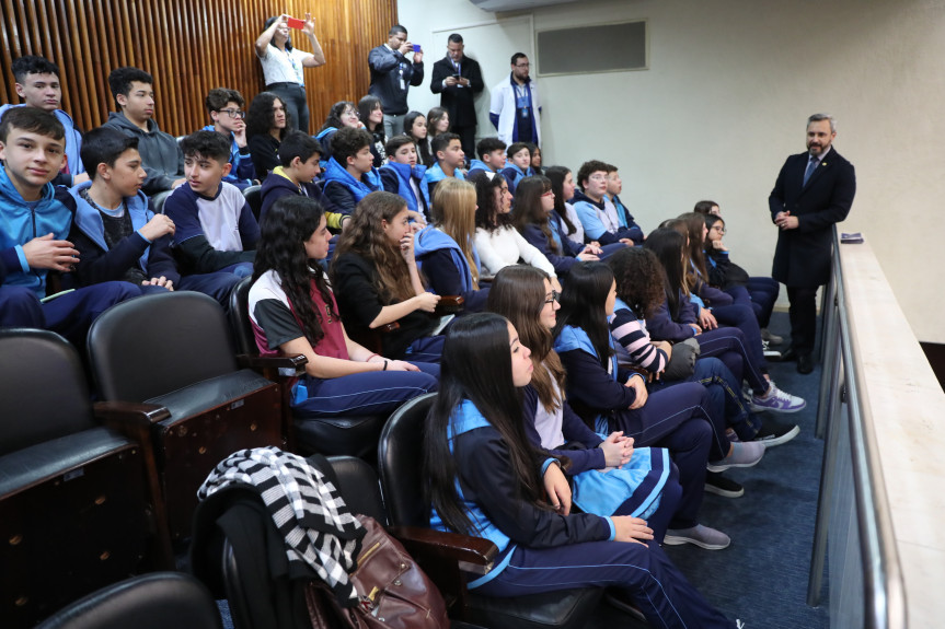 Os estudantes também puderam conversar com o deputado Fábio Oliveira (PODEMOS) nas galerias do Plenário da Assembleia Legislativa.