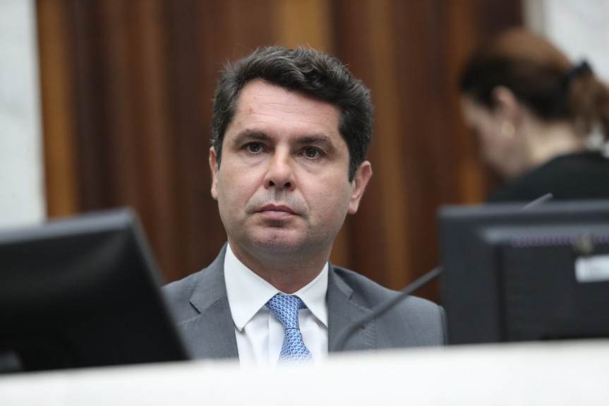 Proposta foi apresentada pelo presidente da Assembleia, deputado Alexandre Curi (PSD), e já conta com o apoio de outros 20 parlamentares.