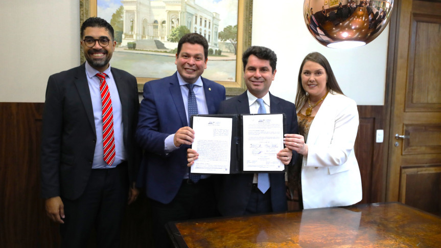 Assinatura ocorreu no fim da tarde desta terça-feira (2), no Gabinete da Presidência da Assembleia Legislativa.
