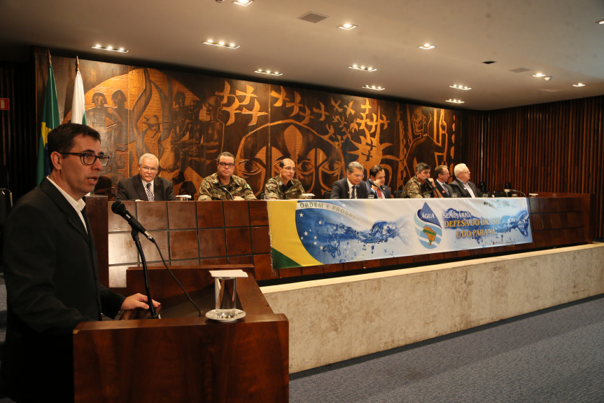Seminário Água – Defesa do Brasil e do Paraná reuniu civis e militares para debater a importância estratégica de recursos hídricos para defesa e desenvolvimento.