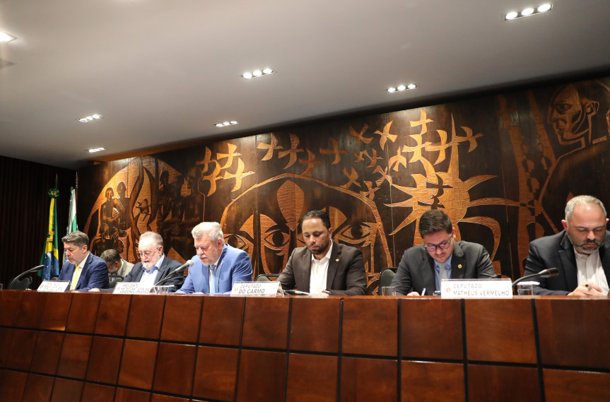 Reunião ocorreu no final da manhã desta terça-feira (18), no Plenarinho.
